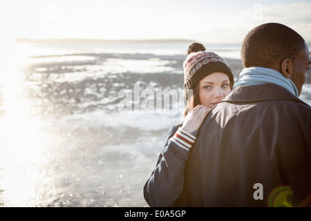 Romantische junges Paar am Strand Stockfoto