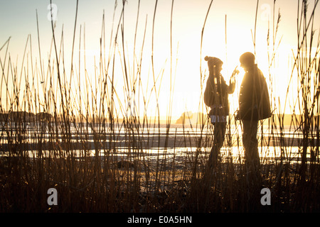 Silhouette der romantischen junges Paar am Strand Stockfoto