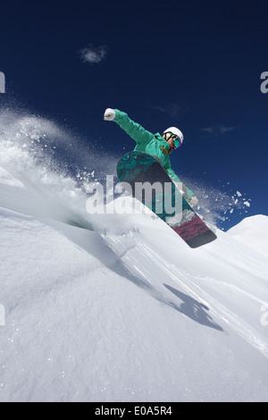 Junge Frau Snowboarden, Mayrhofen, Tirol, Österreich Stockfoto