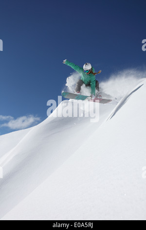 Junge Frau Snowboarden am Steilhang, Mayrhofen, Tirol, Österreich Stockfoto