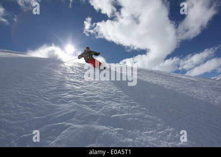 Mitte erwachsener Mann Ski Abfahrt, Mayrhofen, Tirol, Österreich Stockfoto