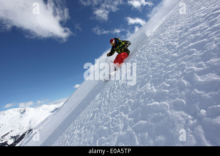 Mitte erwachsenen Mannes Skifahren am Steilhang, Mayrhofen, Tirol, Österreich Stockfoto