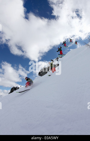 Multi-Exposure der Mitte erwachsenen männlichen Skifahren auf Berg, Mayrhofen, Tirol, Österreich Stockfoto