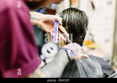 Schließen Sie oben von Friseur schneiden junge mans Haar Stockfoto