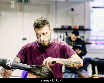 Friseur Föhnen junge mans Haar Stockfoto