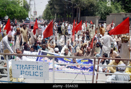 Karachi, Pakistan, 7. Mai 2014. Mitglieder der Wasser- und Sanitärversorgung Behörde (WASA) Employees Union singen Parolen gegen Zahlungsausfälle ihrer Mitgliedsbeiträge Gehälter bei Protestkundgebung am TNT Chowk in Quetta auf Mittwoch, 7. Mai 2014. Bildnachweis: S.Imran Ali/PPI Bilder/Alamy Live-Nachrichten Stockfoto