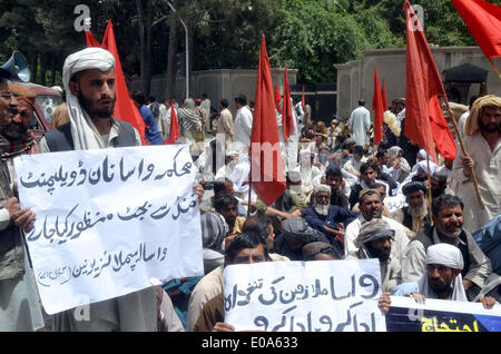 Karachi, Pakistan, 7. Mai 2014. Mitglieder der Wasser- und Sanitärversorgung Behörde (WASA) Employees Union singen Parolen gegen Zahlungsausfälle ihrer Mitgliedsbeiträge Gehälter bei Protestkundgebung am TNT Chowk in Quetta auf Mittwoch, 7. Mai 2014. Bildnachweis: S.Imran Ali/PPI Bilder/Alamy Live-Nachrichten Stockfoto