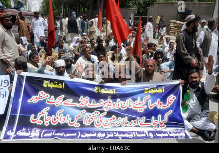 Karachi, Pakistan, 7. Mai 2014. Mitglieder der Wasser- und Sanitärversorgung Behörde (WASA) Employees Union singen Parolen gegen Zahlungsausfälle ihrer Mitgliedsbeiträge Gehälter bei Protestkundgebung am TNT Chowk in Quetta auf Mittwoch, 7. Mai 2014. Bildnachweis: S.Imran Ali/PPI Bilder/Alamy Live-Nachrichten Stockfoto