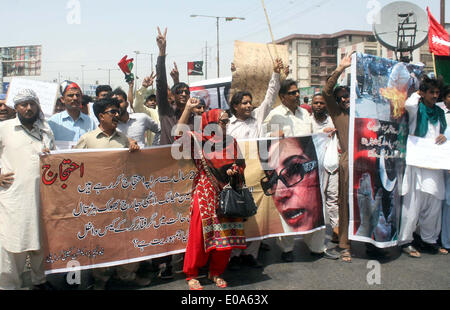 Karachi, Pakistan, 7. Mai 2014. Regierung, die Lehrer für ihre Gehälter die protestieren Erwartung für die letzten 20 Monate, während einer Demonstration unter dem Dach der Lehrer Action Committee, in der Nähe von Bilawal House in Karachi auf Mittwoch, 7. Mai 2014 sind unterbezahlt. Bildnachweis: S.Imran Ali/PPI Bilder/Alamy Live-Nachrichten Stockfoto