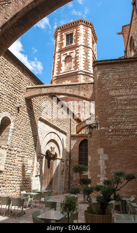 Einzelheiten der Jean Baptiste Kathedrale in Perpignan mit Strebepfeiler Bögen, Ziegel und Stein Wände und Turm; Frankreich Stockfoto