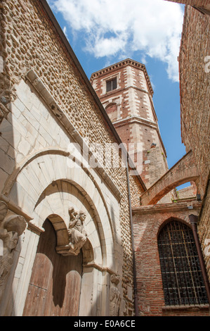 Einzelheiten der Jean Baptiste Kathedrale in Perpignan mit Strebepfeiler Bögen, Ziegel und Stein Wände und Turm; Frankreich Stockfoto