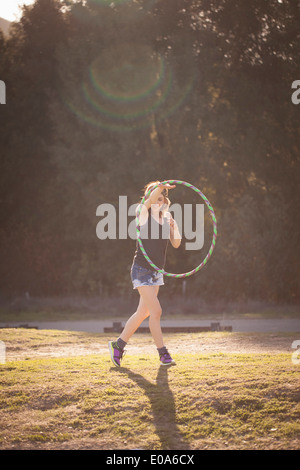 Junge Frau mit Hoola Hoop üben Stockfoto