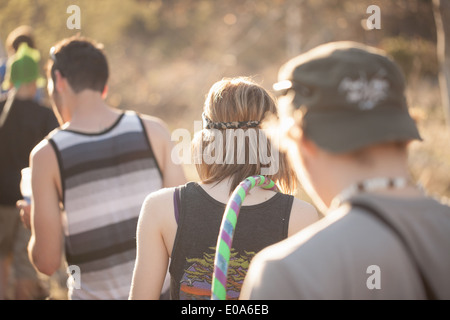 Rückansicht des kleinen Gruppe von jungen Leuten spazieren Stockfoto