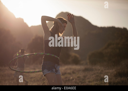 Junge Frau mit Hoola Hoop, Malibu Creek State Park, Kalifornien, USA Stockfoto