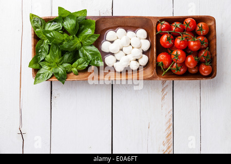 Grünes Basilikum, weißer Mozzarella, rote Tomaten - Farben der italienischen Flagge Stockfoto