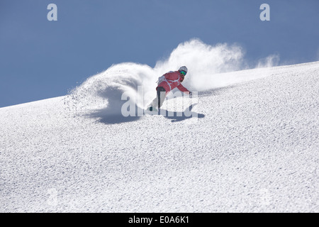 Junge Frau Snowboarden auf Berg, Hintertux, Tirol, Österreich Stockfoto