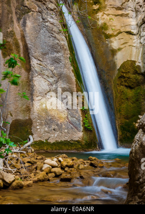 Kleinen seidig Wasserfall und Teich tief im Regenwald, erschossen in langen Belichtungszeit Stockfoto