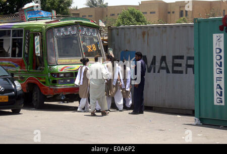 Karachi, Pakistan, 7. Mai 2014. Clifton Polizei blockierte die Straße von Containern in der Nähe Bilawal House aufgrund erwartet Sit-in Demonstration von unterbezahlten Lehrern auf anderen Hand Studenten hatte Untersuchungen heute konfrontiert Problem und kamen spät zu ihrem Prüfungspartner in Karachi Mittwoch, 7. Mai 2014 erreichen. Bildnachweis: S.Imran Ali/PPI Bilder/Alamy Live-Nachrichten Stockfoto