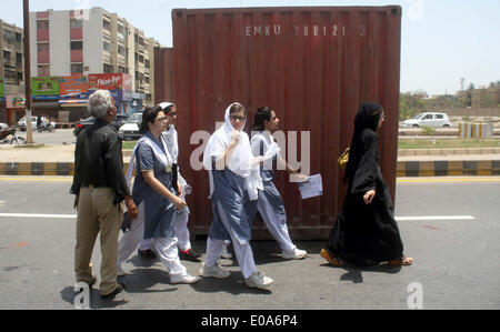 Karachi, Pakistan, 7. Mai 2014. Clifton Polizei blockierte die Straße von Containern in der Nähe Bilawal House aufgrund erwartet Sit-in Demonstration von unterbezahlten Lehrern auf anderen Hand Studenten hatte Untersuchungen heute konfrontiert Problem und kamen spät zu ihrem Prüfungspartner in Karachi Mittwoch, 7. Mai 2014 erreichen. Bildnachweis: S.Imran Ali/PPI Bilder/Alamy Live-Nachrichten Stockfoto