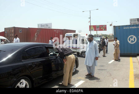 Karachi, Pakistan, 7. Mai 2014. Clifton Polizei blockierte die Straße von Containern in der Nähe Bilawal House aufgrund erwartet Sit-in Demonstration von unterbezahlten Lehrern auf anderen Hand Studenten hatte Untersuchungen heute konfrontiert Problem und kamen spät zu ihrem Prüfungspartner in Karachi Mittwoch, 7. Mai 2014 erreichen. Bildnachweis: S.Imran Ali/PPI Bilder/Alamy Live-Nachrichten Stockfoto