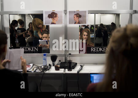 Barcelona, Spanien. 7. Mai 2014.   Modelle in die backstage, wo gekämmt und Make-up vor dem Laufsteg. Barcelona Bridal Week ist ein Mode-Industrie-Event, die Gaudi Novias (Bräute) Catwalk enthält. Bildnachweis: Jordi Boixareu/ZUMA Wire/ZUMAPRESS.com/Alamy Live-Nachrichten Stockfoto