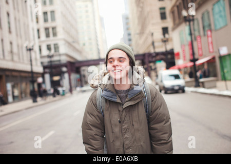 Junger Mann in der Innenstadt von Chicago, Illinois Stockfoto