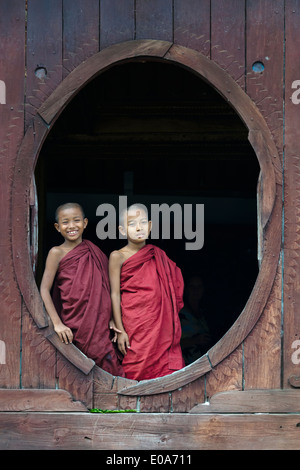 Mönche in Shwe Yan Pyay Kloster, Nyaungshwe, Inle-See, Shan State in Myanmar Stockfoto