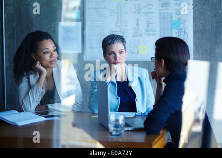 Drei Geschäftsfrauen Ideen im Sitzungssaal zu diskutieren Stockfoto