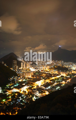 Fernblick über die Stadt und die Christusstatue in der Nacht, Rio De Janeiro, Brasilien Stockfoto