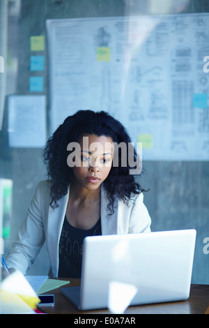 Junge Unternehmerinnen auf Laptop im Büro arbeiten