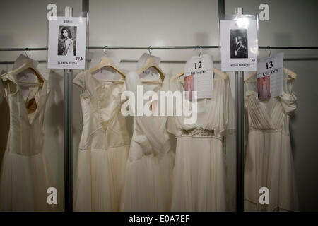 Barcelona, Spanien - 7. Mai, 2014.Dresses hängen an hinter den Kulissen der Barcelona Bridal Week. Barcelona Bridal Week ist ein Mode-Industrie-Event, die Gaudi Novias (Bräute) Catwalk enthält. Bildnachweis: Jordi Boixareu/Alamy Live-Nachrichten Stockfoto