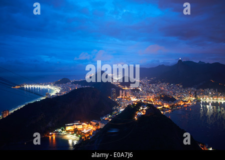 Nacht-Blick auf Hafen und Küste vom Zuckerhut in Rio De Janeiro, Brasilien Stockfoto