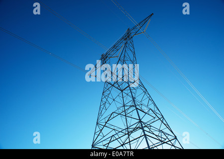 Strommast gegen blauen Himmel Stockfoto