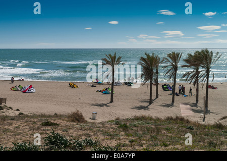 Kite-Surfer am Strand von Cabopino Stockfoto