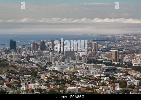 Cape Town South Africa gesehen von den Hängen des Signal Hill. Die Kurve der Bucht verschwindet in einer Annäherung an Wetterfront. Stockfoto