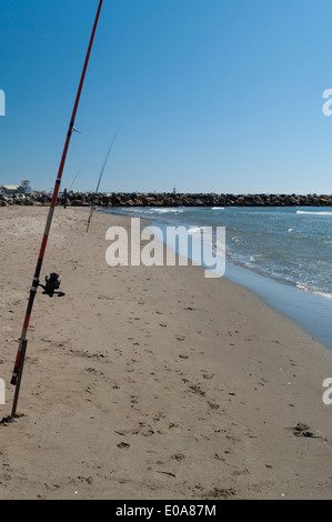 Angeln am Strand Stockfoto