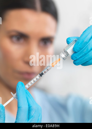 Krankenschwester, die Vorbereitung einer Spritze für eine Injektion Stockfoto