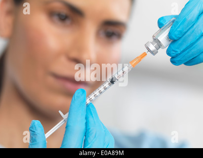 Nahaufnahme von Krankenschwester bereitet eine Spritze für eine Injektion Stockfoto