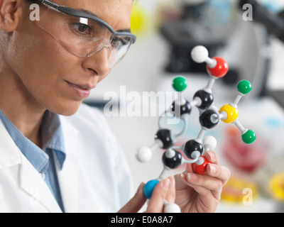 Wissenschaftler betrachten eine molekulare Struktur in einem Labor Stockfoto