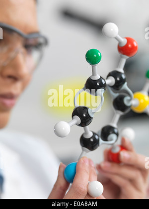 Nahaufnahme der Wissenschaftler eine molekulare Struktur in einem Labor anzeigen Stockfoto