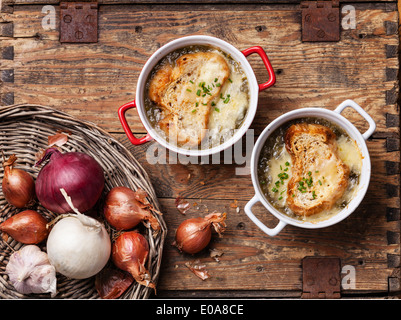 Zwiebelsuppe mit getrocknetem Brot und Cheddar-Käse Stockfoto