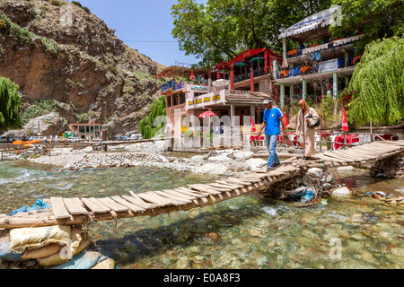 Stühle und einen Tisch in einem Restaurant-Terrasse mit Blick auf Berg Stromschnellen, Ourika-Tal, hoher Atlas-Gebirge, Marokko, Nordafrika Stockfoto