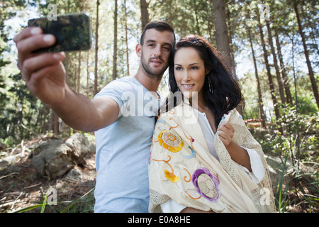 Junges Paar mit Selbstporträt fotografieren im Wald Stockfoto