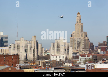 NYPD Polizei-Hubschrauber auf Patrouille in der Nähe der Innenstadt von Brooklyn, New York City. Stockfoto