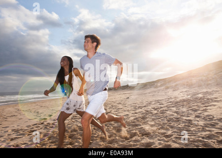 Junges Paar am Strand laufen Stockfoto