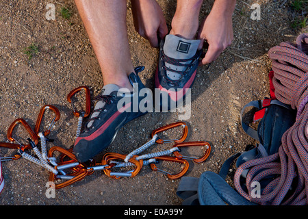 Schuss der junge männliche Bergsteiger anziehen Trainer zugeschnitten Stockfoto