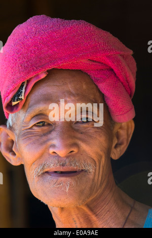 PA-O-Mann in traditioneller Kleidung, Inle-See, Shan State in Myanmar Stockfoto