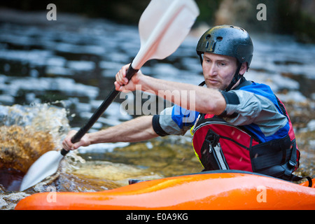 Nahaufnahme von Mitte erwachsener Mann Kajak auf Stromschnellen Stockfoto