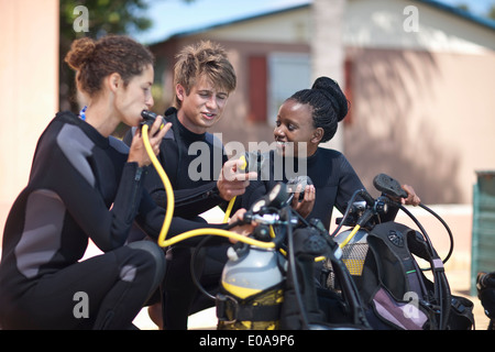 Tauchlehrer vorführen Sauerstoffmasken für Schüler Stockfoto