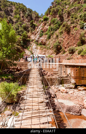 Brücke über den Fluss in die Ourika-Tal, Setti Fatma Dorf in der Nähe von Marrakesch, Marokko, Nordafrika. Stockfoto